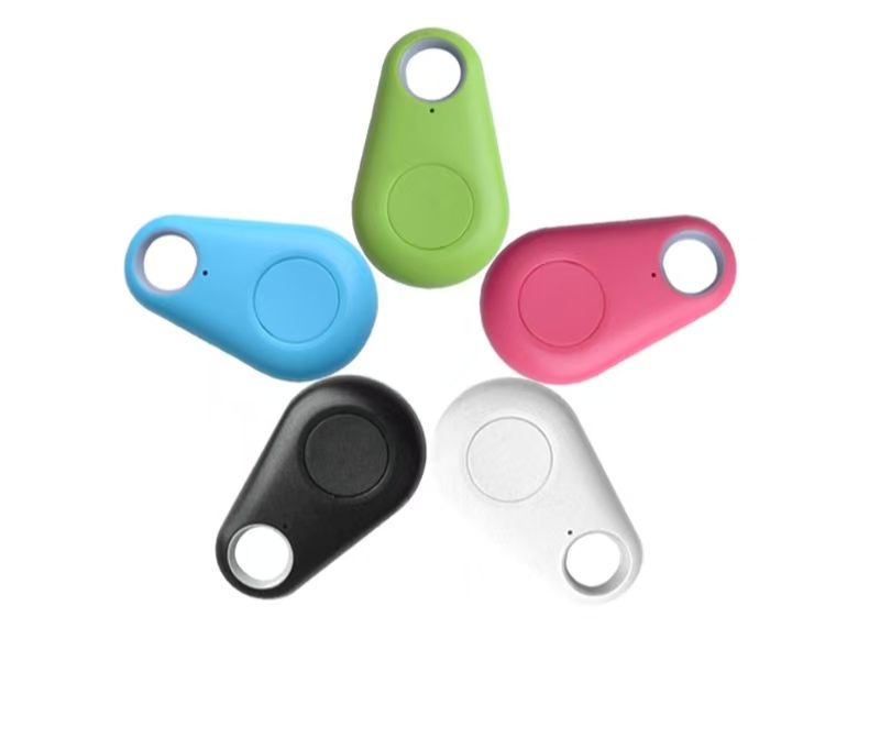 Traceur GPS TrackSecur Go pour enfant de Kidcare-Watch, miniature et sécurisé, montre connectée pour localisation en temps réel.