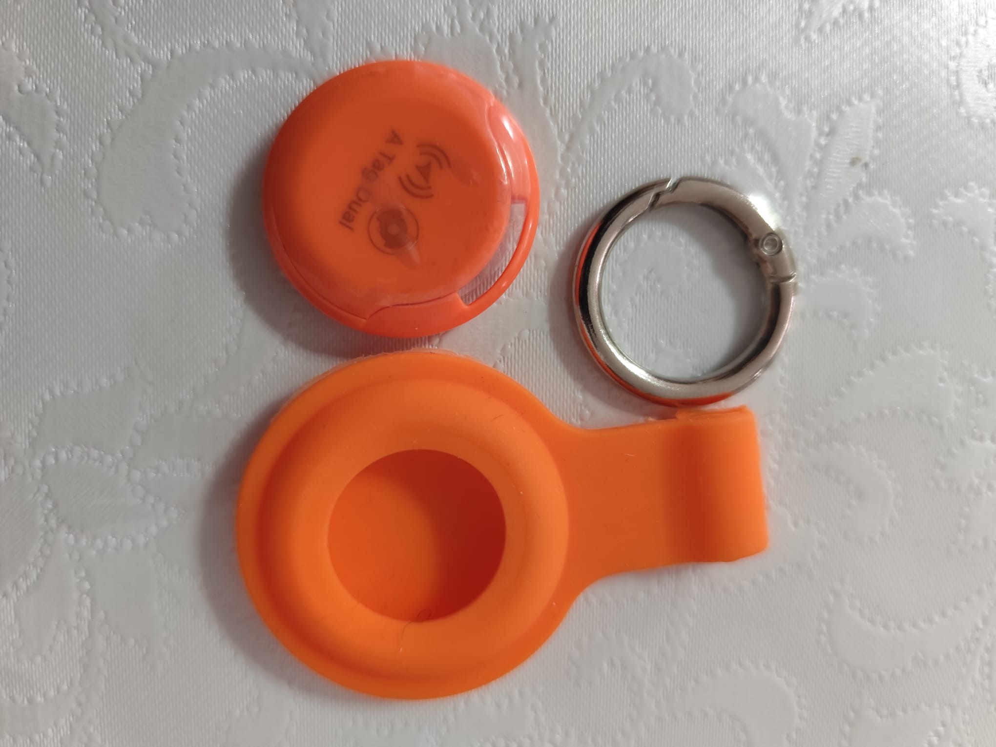 Montre connectée pour enfant Kidcare-Watch avec Tag Seek TrackSecur, écran lumineux et bracelet coloré.
