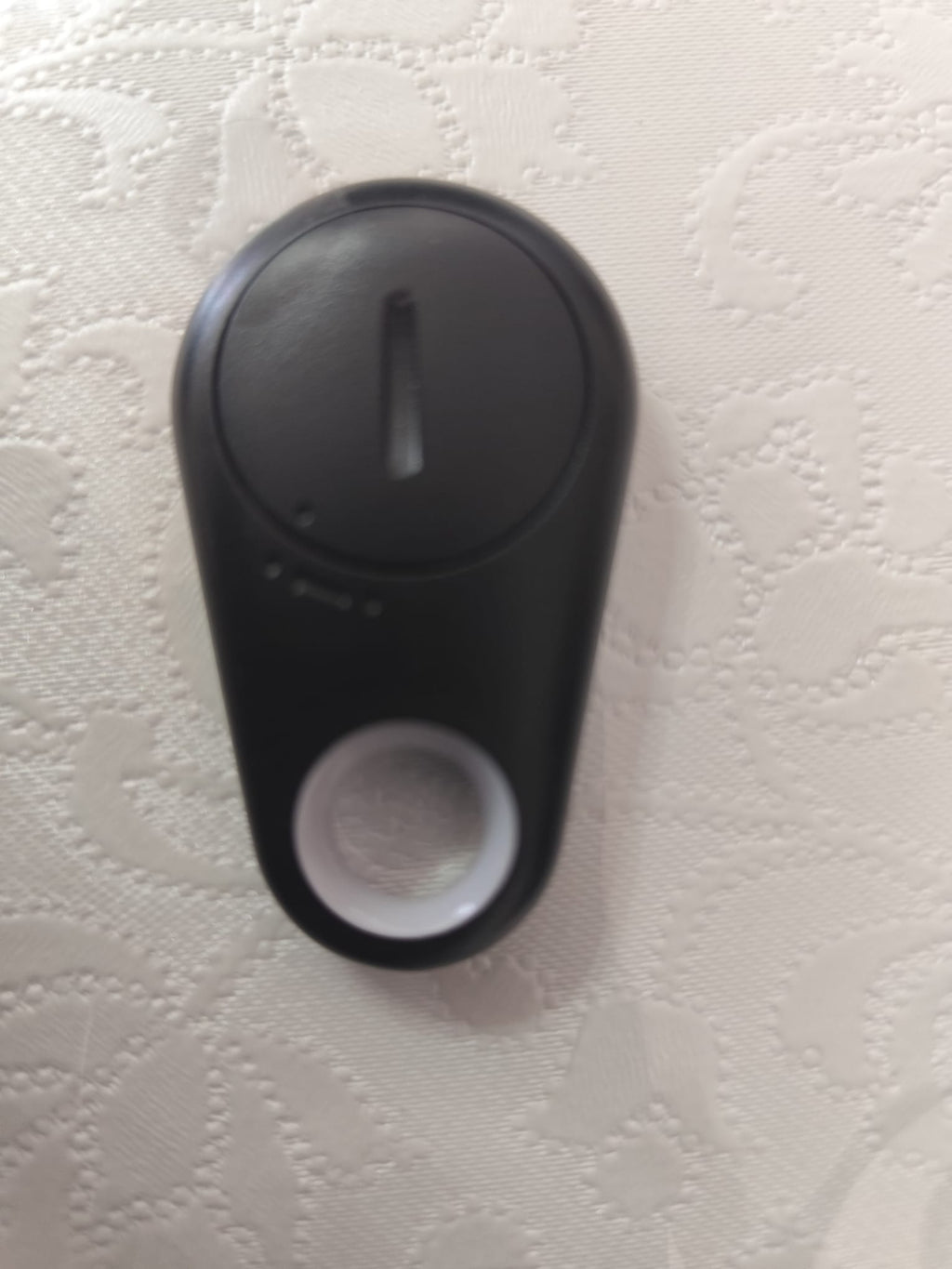 Montre connectée Kidcare-Watch TrackSecur Go pour enfant, affichage de l'écran avec interface utilisateur colorée.