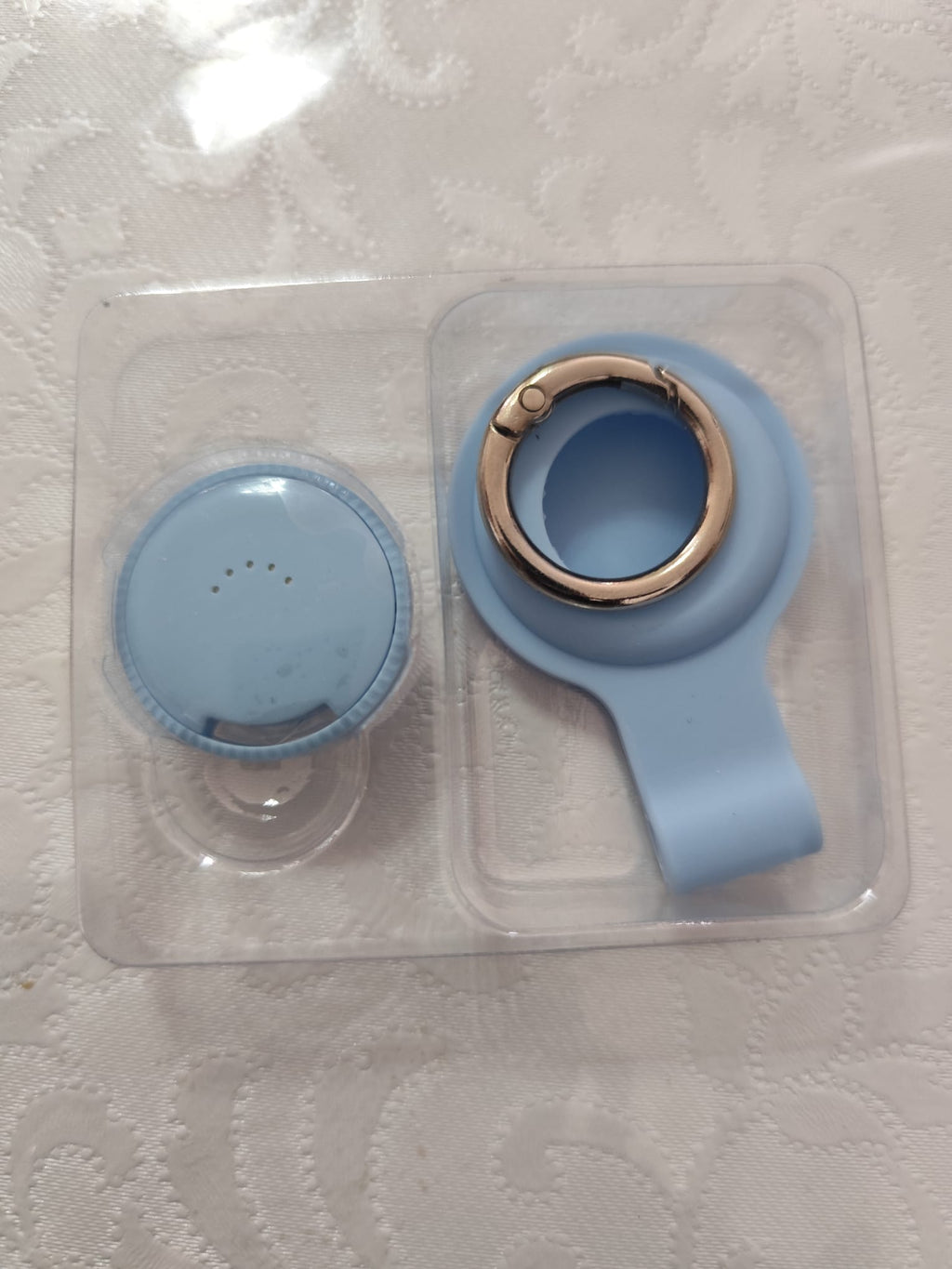 Montre connectée pour enfant Kidcare-Watch LocaTag avec écran numérique et bracelet coloré.