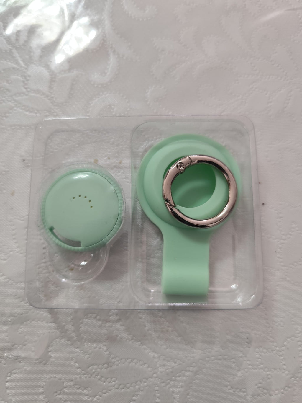 Montre connectée Kidcare-Watch LocaTag pour enfant avec affichage numérique et bracelet coloré.